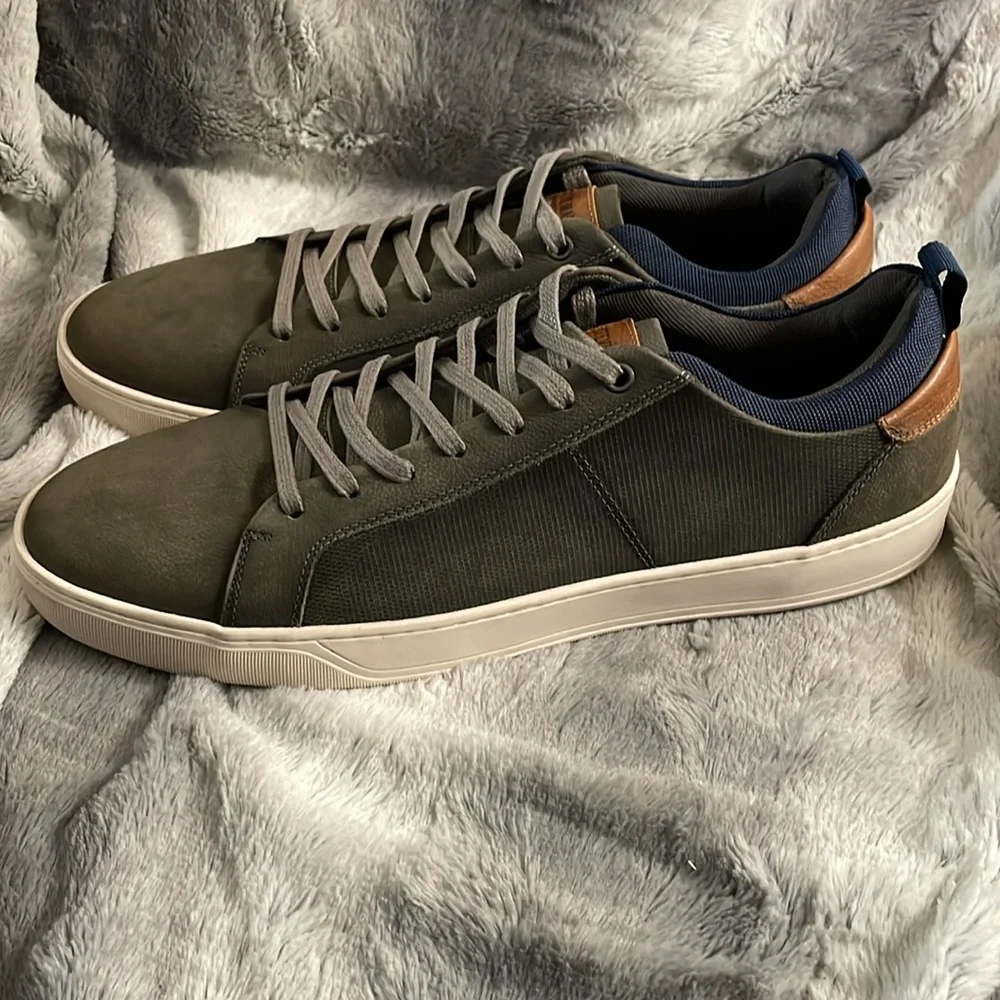 Steve Madden Men's Layton Lace Up Sneakers Grey Nubuck 10.5